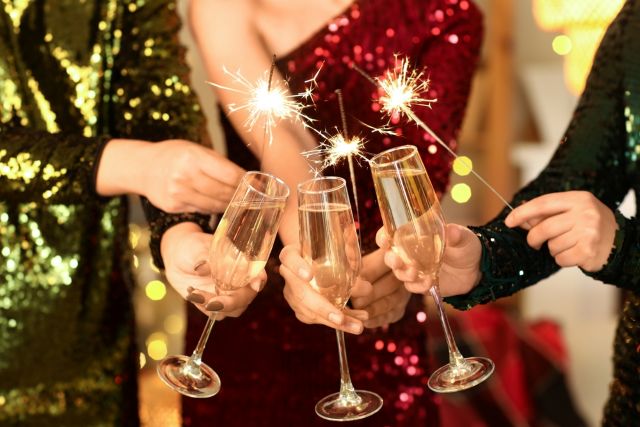 シャンパンで乾杯する女性3人