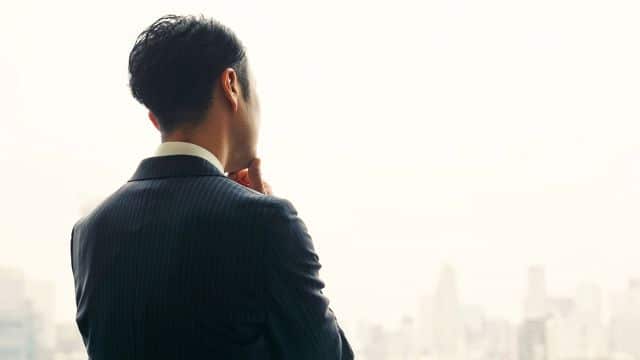 悩んでいる男性の後ろ姿